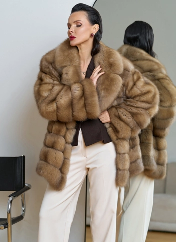Женская шуба из куницы с английским воротником