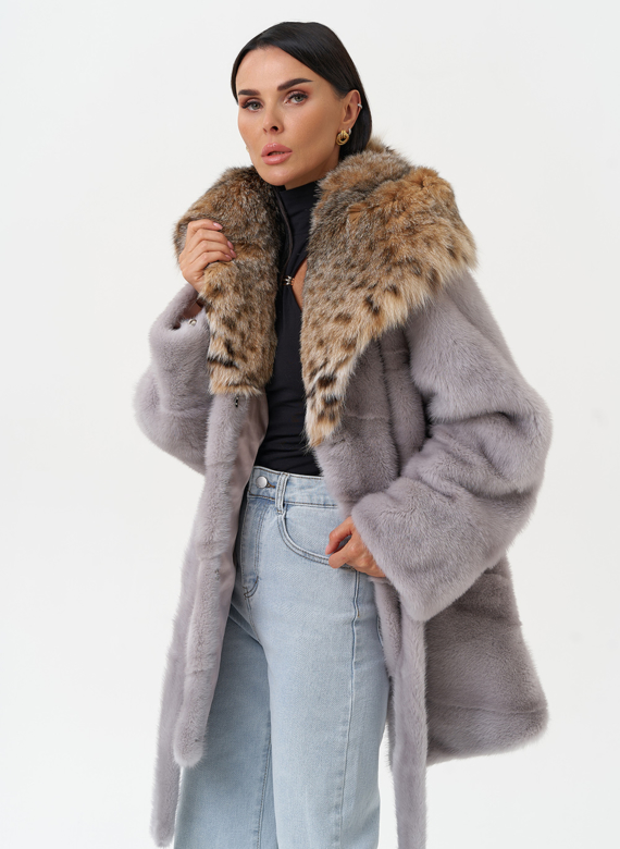 Женская шуба из меха норки с капюшоном из меха рыси