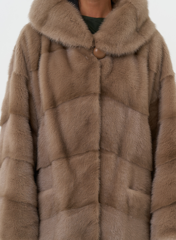 Короткая шуба из норки с капюшоном