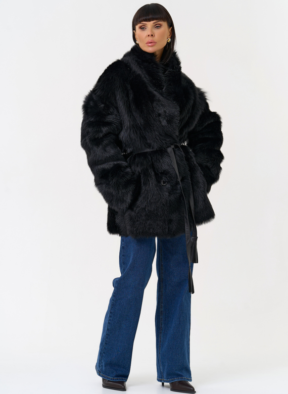 Двухсторонняя дубленка черного цвета с декоративным поясом