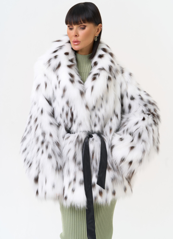 Белая шуба из меха лисы с поясом Белая шуба из меха лисы с поясом