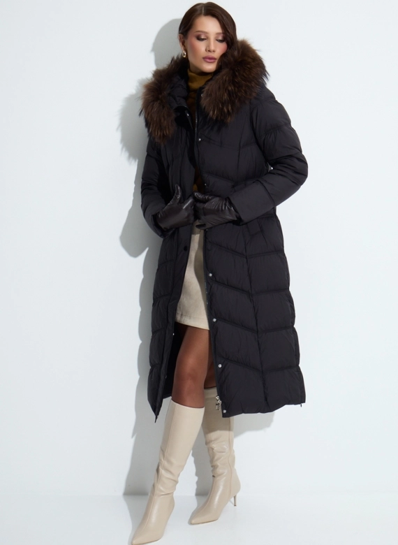 Женский пуховик с мехом енота на капюшоне фото