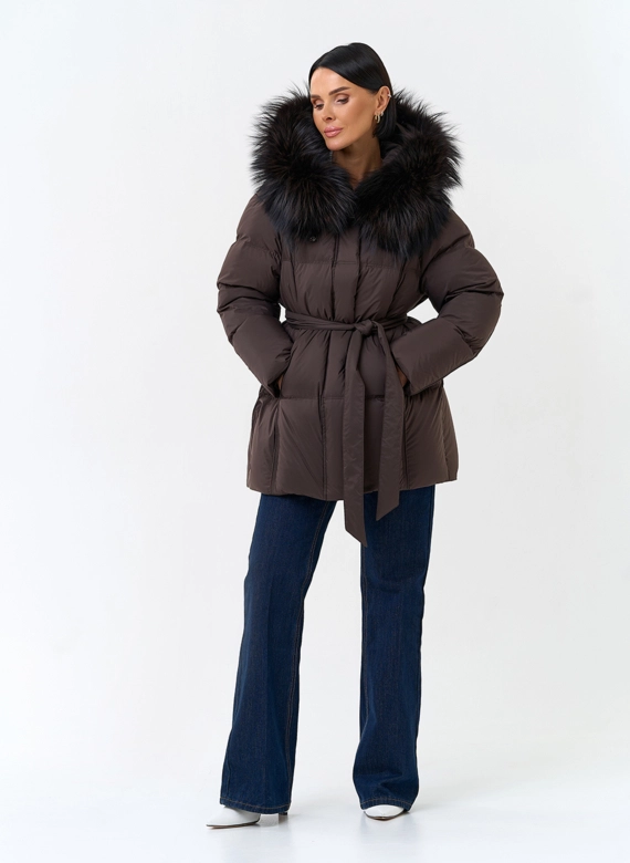 Женский пуховик с мехом енота на капюшоне фото