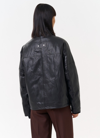 Женский пуховик из натуральной кожи с отделкой из овчины