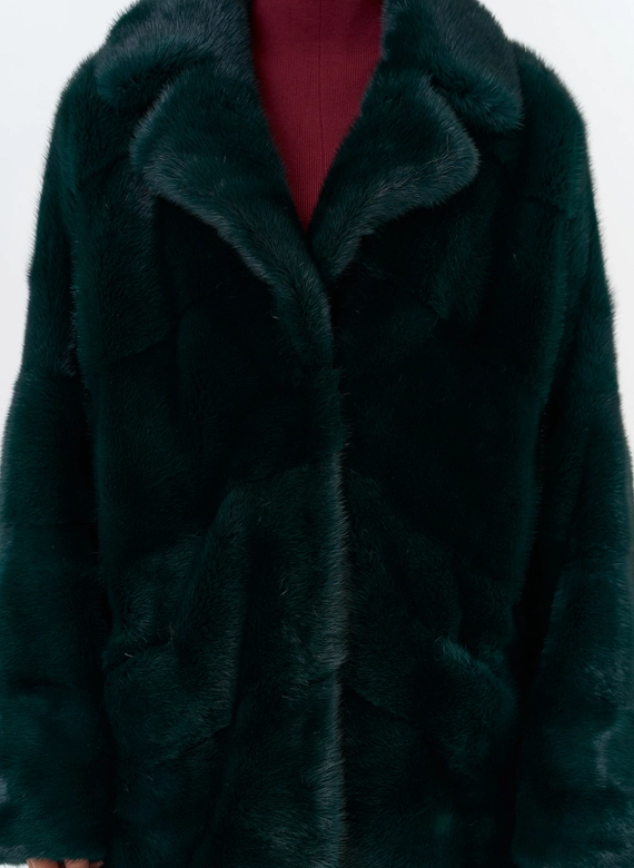 Шуба из меха норки с английским воротником в зеленом цвете