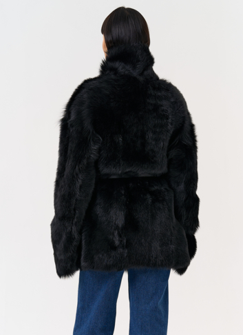 Двухсторонняя дубленка черного цвета с декоративным поясом