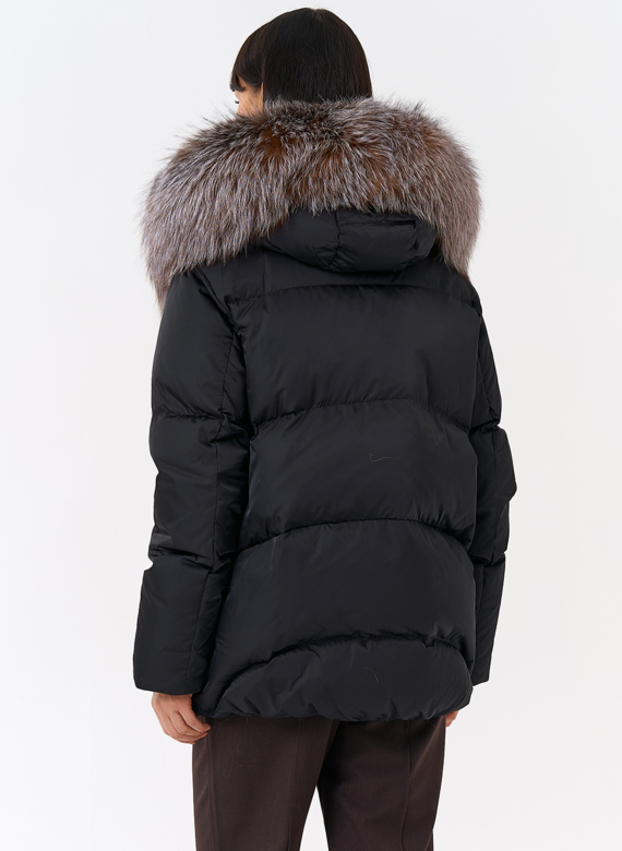 Женский пуховик с отделкой из меха блюфрост