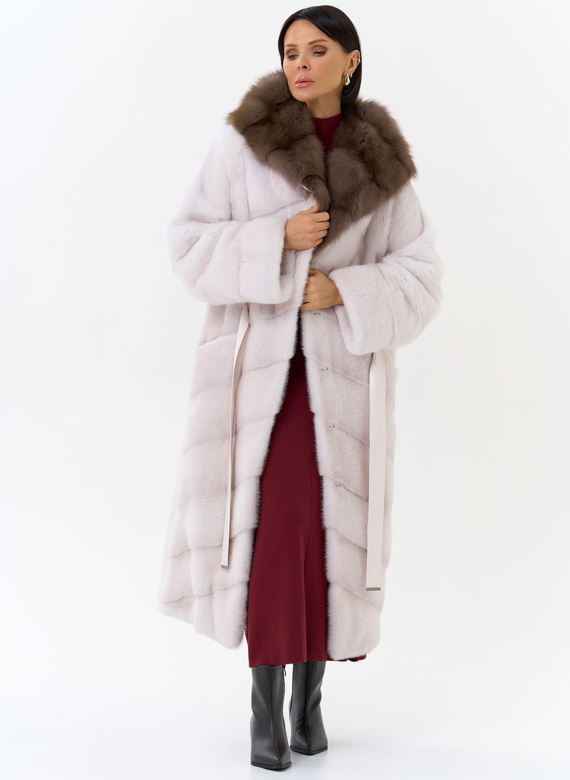 Белая шуба из меха норки с капюшоном из меха куницы