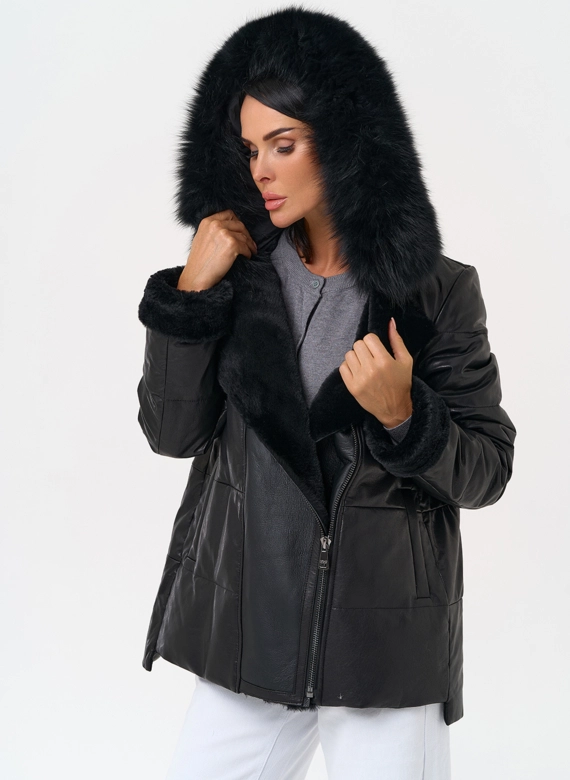 Короткий пуховик из натуральной кожи с капюшоном