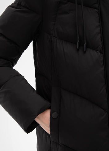 Женский пуховик черного цвета с капюшоном