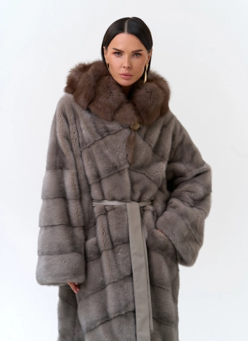 Длинная шуба из меха норки с капюшоном из меха куницы