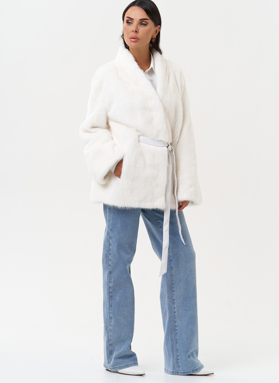 Короткая шуба из норки белого цвета