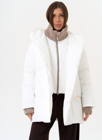 Женский пуховик белого цвета с капюшоном