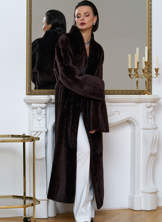 Двухсторонняя женская дубленка с декоративным поясом