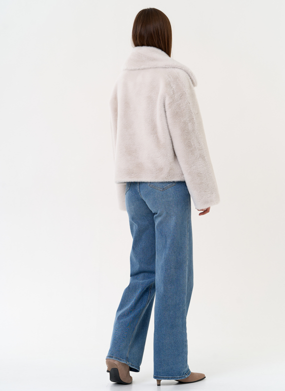 Женская куртка из эко меха с английским воротником