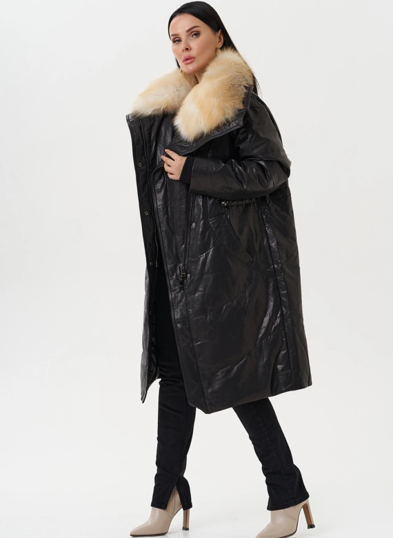 Женский кожаный пуховик с отделкой из меха лисы фото